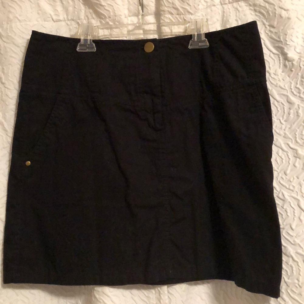 Casual black skirt